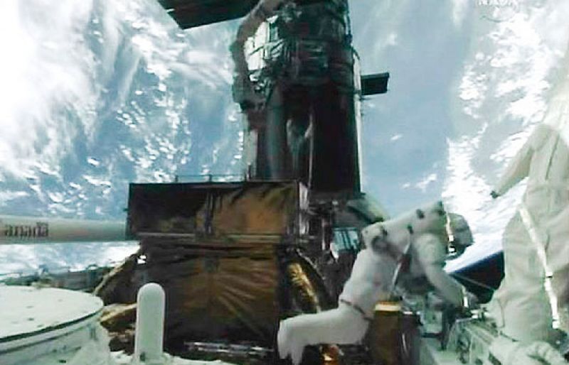 Los astronautas del Atlantis realizan el último paseo espacial para reparar el Hubble - Ciencia y tecnología en Rtve.es | Ver