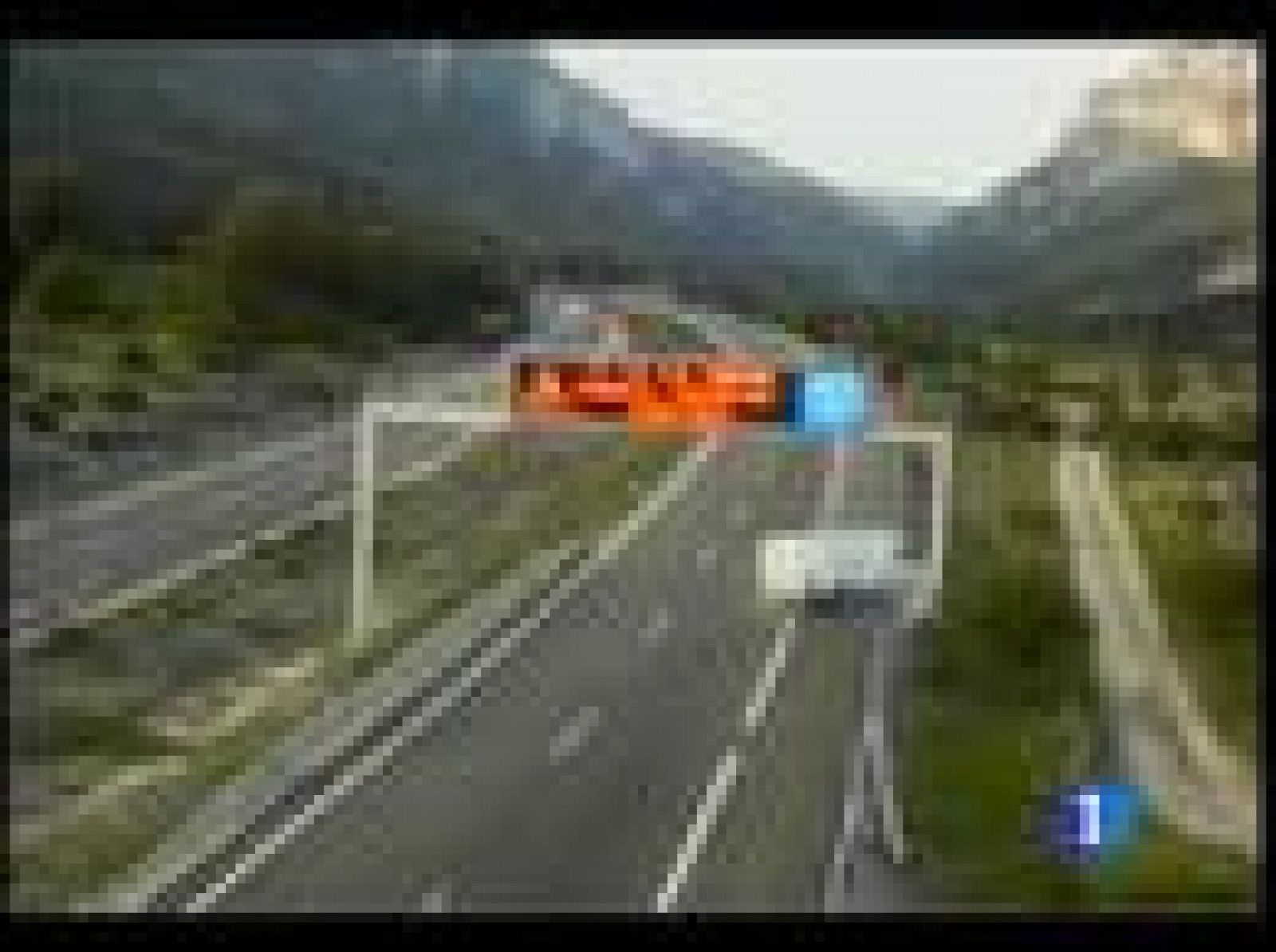 En Álava, las cámaras de Tráfico captan el espectacular accidente de una furgoneta | Ver