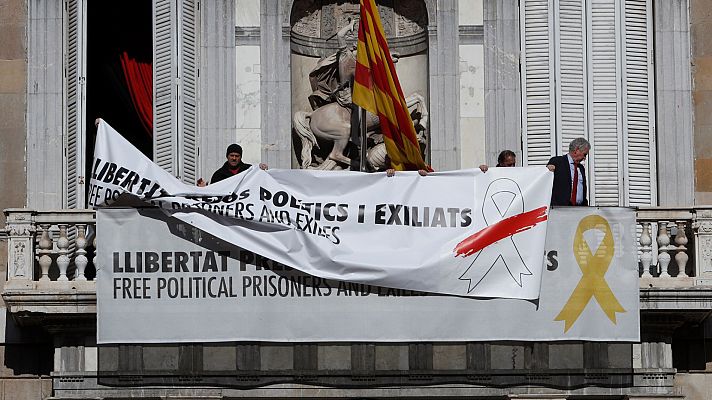  - Torra tapa la pancarta del lazo amarillo del Palau de la Generalitat con otra que reivindica la libertad de expresión