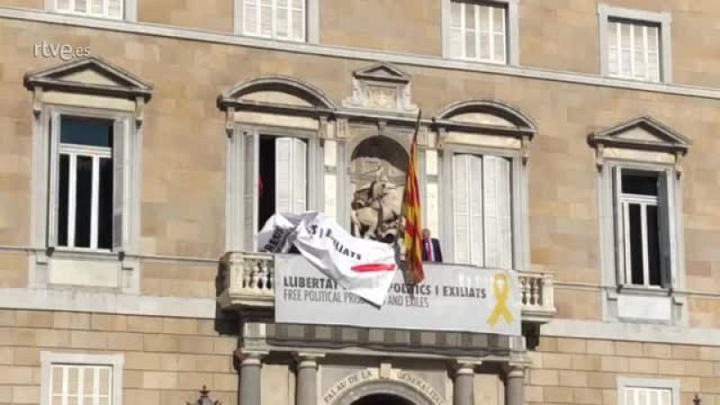 Torra tapa la pancarta del lazo amarillo del Palau de la Generalitat con otra que reivindica la libertad de expresión 
