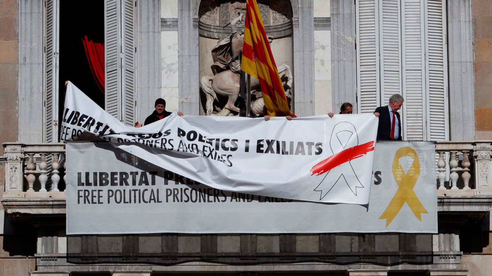 El presidente catalán, Quim Torra, ha tapado la pancarta del lazo amarillo en el Palau de la Generalitat con otra que reivindica la libertad de expresión siguiendo la recomendación del Síndic de Greuges de retirar los lazos amarillos en período elect