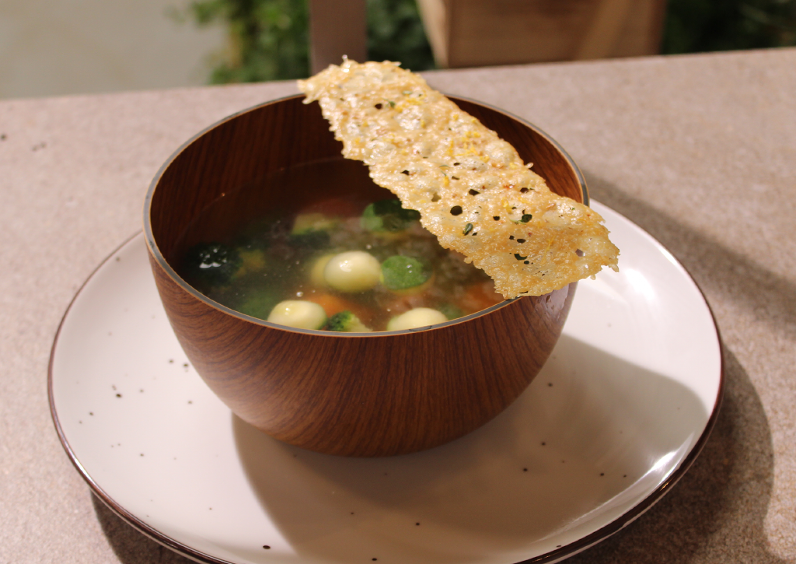 "Sopa de verduras con tejas de parmesano" de Dani García