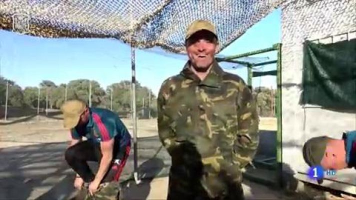 Telediario 1 - La Roja se divierte con el 'laser tag' y "hace grupo"