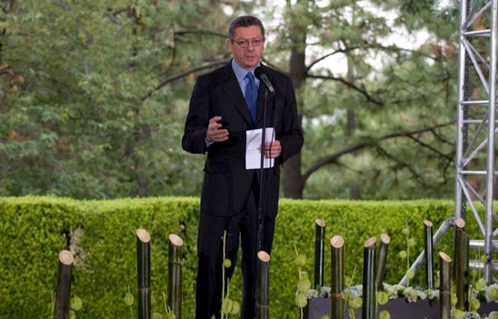 El alcalde de Madrid, Alberto Ruiz Gallardón, ha alabado el papel de la sociedad mexicana para enfrentar la emergencia sanitaria por la aparición del virus de la nueva gripe  (H1N1) y ha recordado que ha sido el primer madrileño en viajar al país para garantizar que es completamente seguro desplazarse a la región (18/05/09).