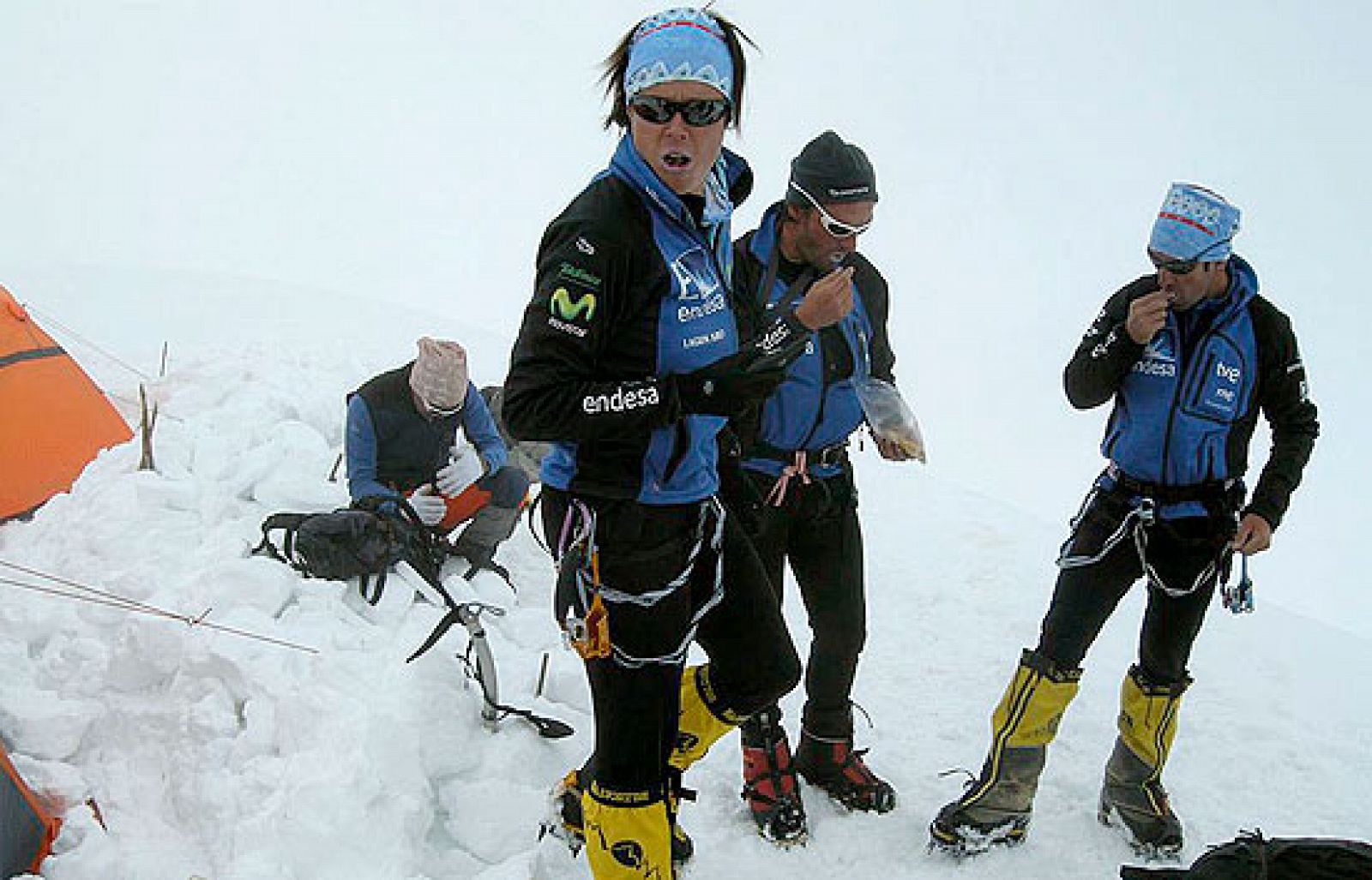 Edurne Pasabán y el equipo de 'Al filo de lo imposible' han iniciado el descenso del Kangchenjunga. La montañera vasca ha alcanzado su duodécimo 'ochomil'.