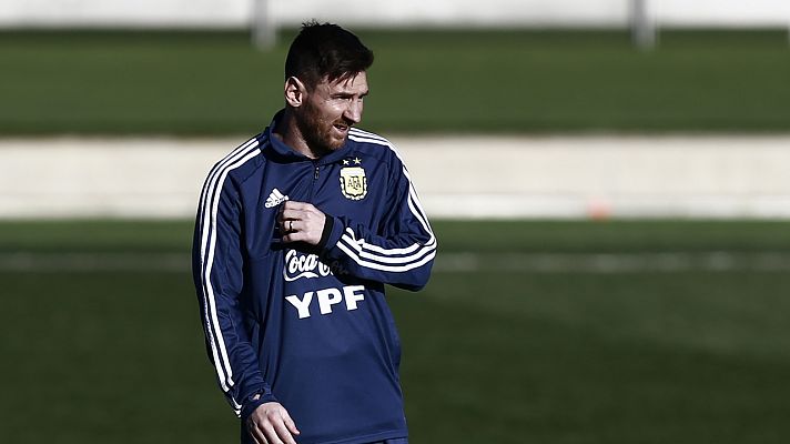 Telediario 1 - La AFA agradece a Messi su regreso: "Tiene la fe de Bergoglio, toca como Piazzolla..."