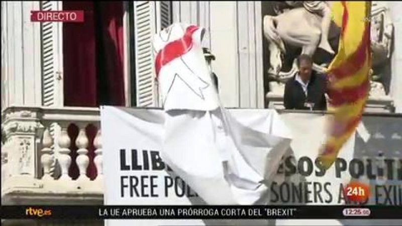 Torra retira las pancartas con el lazo blanco y amarillo de la fachada del Palau de la Generalitat 