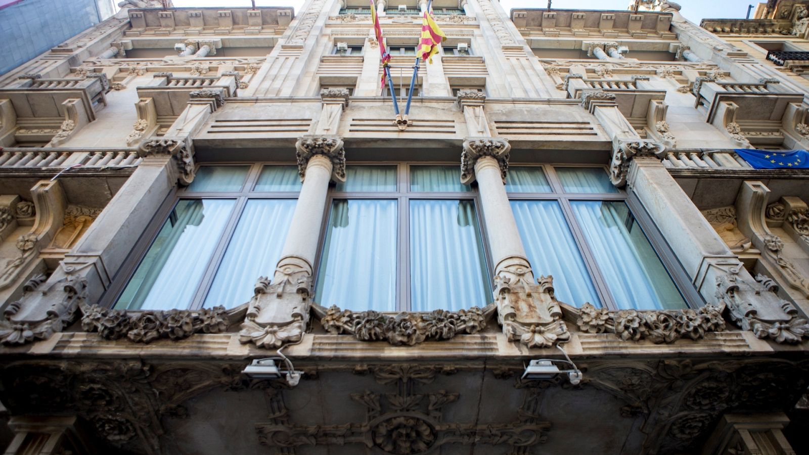 En la mañana de este viernes varios funcionarios han procedido a retirar las pancartas con simbología independentista de la fachada del Palau de la Generalitat, después de que agentes de los Mossos d'Esquadra acudieran a notificar que había una orden