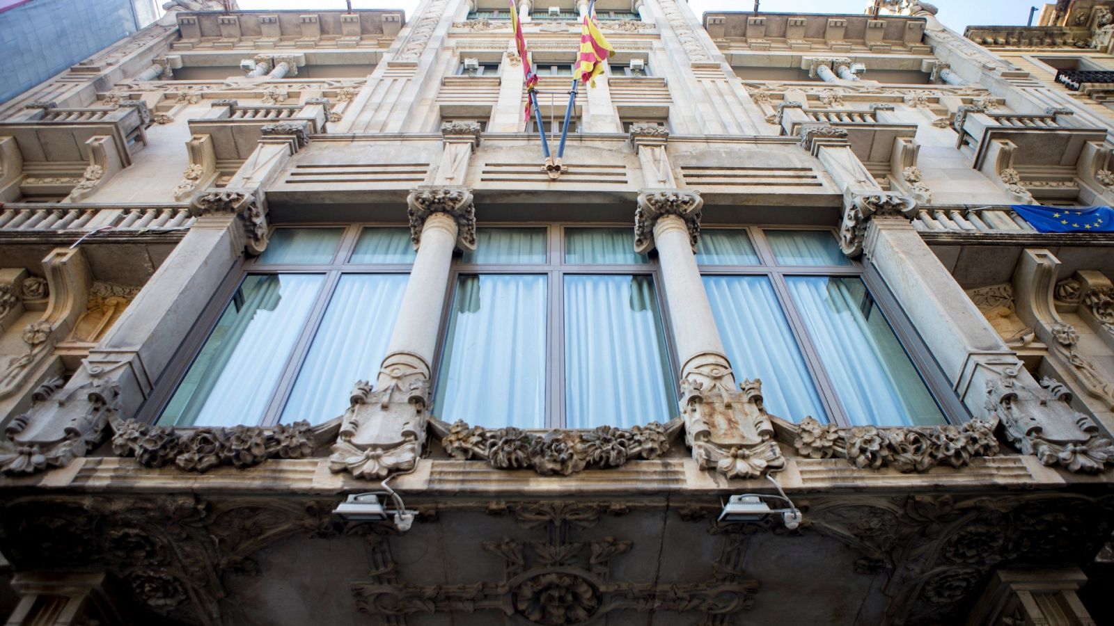 En la mañana de este viernes varios funcionarios han procedido a retirar las pancartas con simbología independentista de la fachada del Palau de la Generalitat, después de que agentes de los Mossos d'Esquadra acudieran a notificar que había una orden