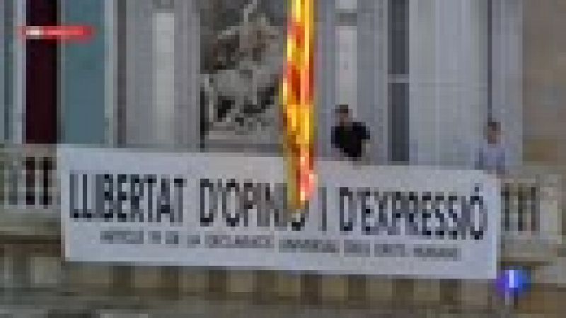 Torra cuelga otra pancarta por la libertad de expresión en la fachada de la Generalitat
