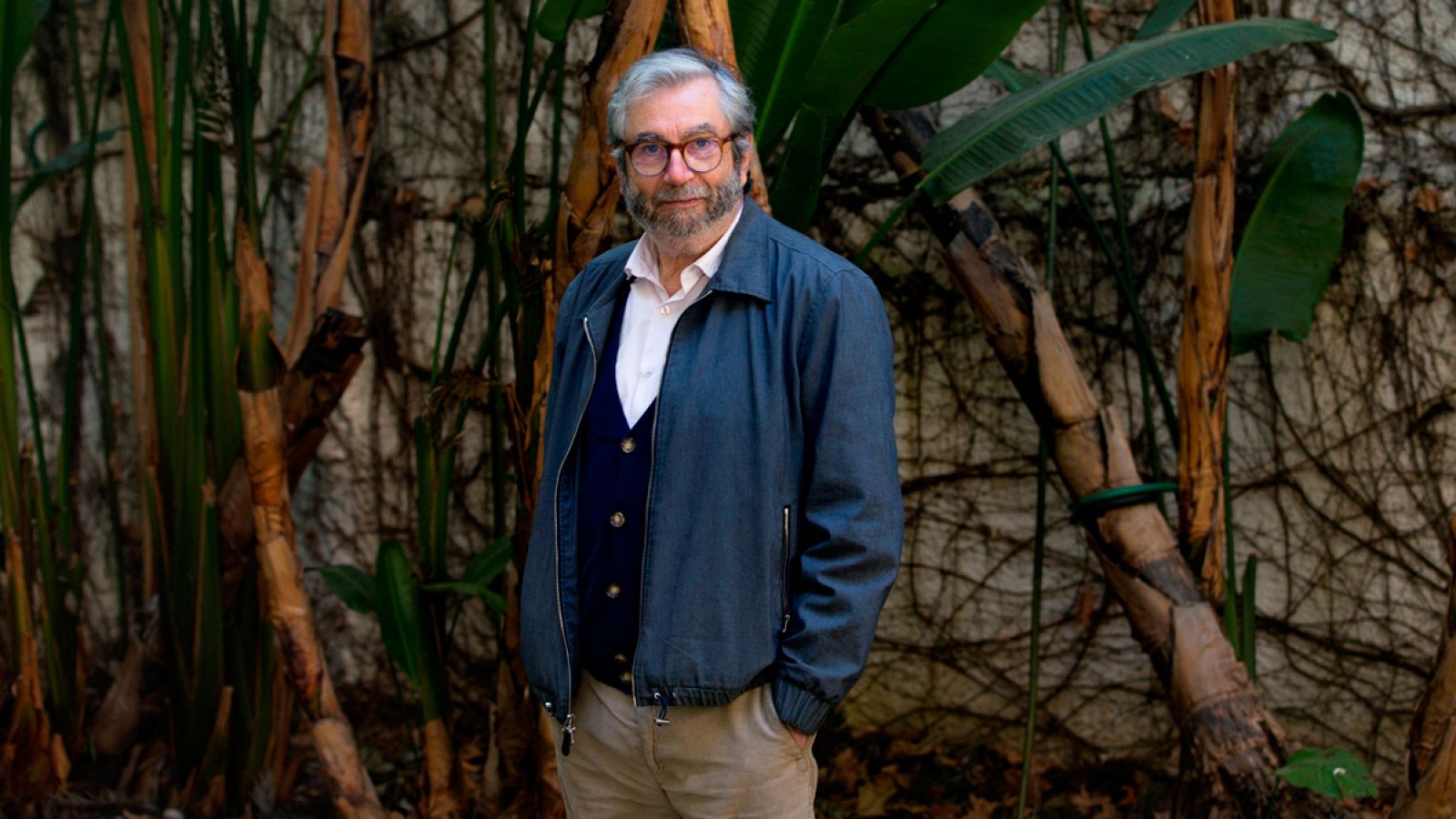 El escritor Antonio Muñoz Molina acaba de publicar Tus pasos en la escalera, una novela de suspense psicológico en la que narra su vida en dos ciudades: Lisboa y Nueva York. Una historia de amor, con el 11S y el cambio climático de fondo.