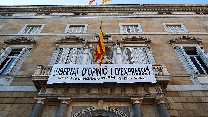 Telediario 1 - Torra retira los símbolos independentistas y cuelga otra pancarta por la libertad de expresión