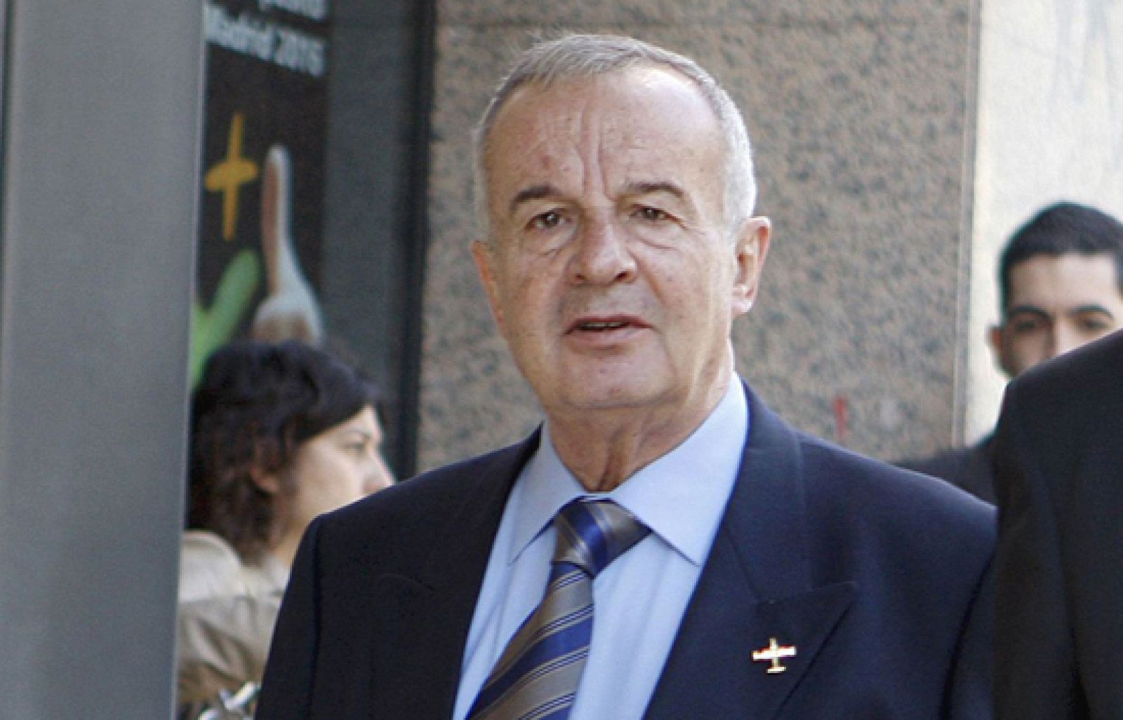 La Audiencia Naciional condena también al comandante José Ramírez y al capitán Miguel Sáez a 18 meses de prisión como cómplices del general. Las penas son inferiores a las que solicitaba el fiscal porque, según el Tribunal,  hubo un delito de falsedad documental pero no de forma continuada. 