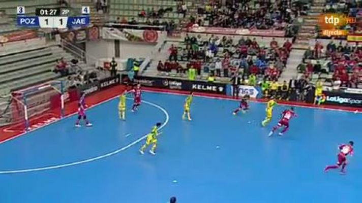 Fútbol Sala - Carlitos roba el balón al portero jugador y marca desde su campo (1-2)