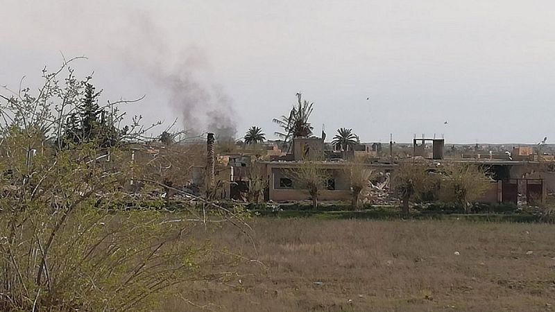 La bandera de las Fuerzas Democráticas Sirias ondea en el que fue el último campamento del grupo terrorista en Baguz, al que esta mañana ha tenido acceso Cristina Sánchez, enviada especial de Radio Nacional.