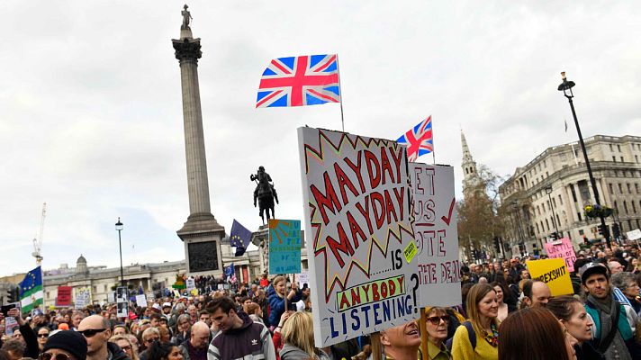 Telediario 1 - Cientos de miles de personas se manifiestan en Londres para pedir un segundo referéndum del "Brexit"