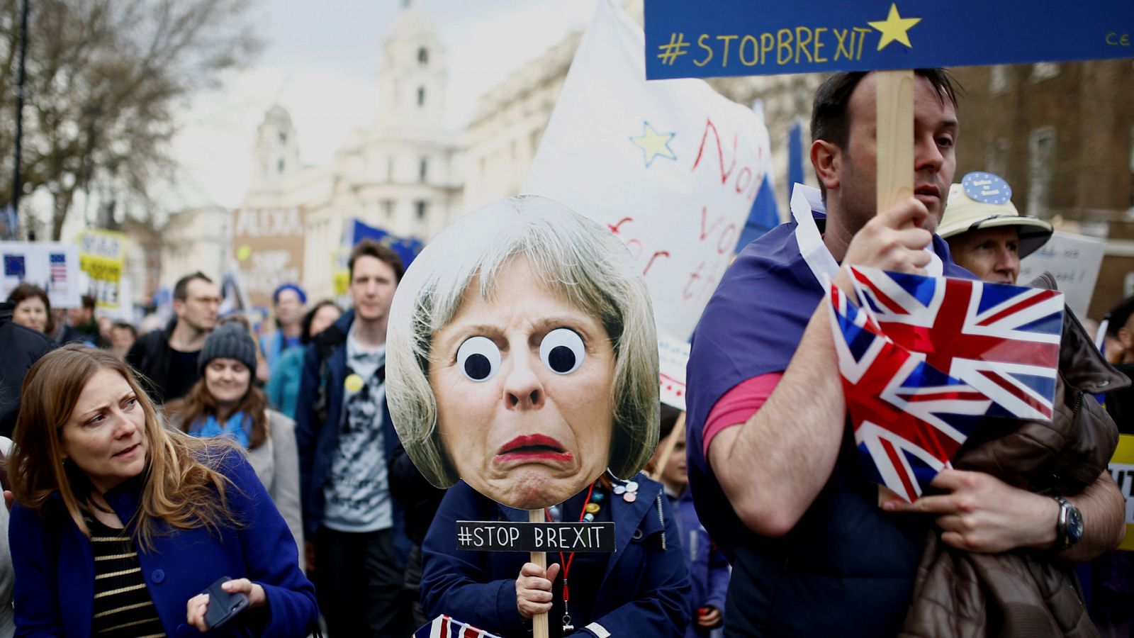 Telediario 1: Cientos de miles de británicos se manifiestan en Londres para pedir una nueva consulta del 'Brexit' | RTVE Play