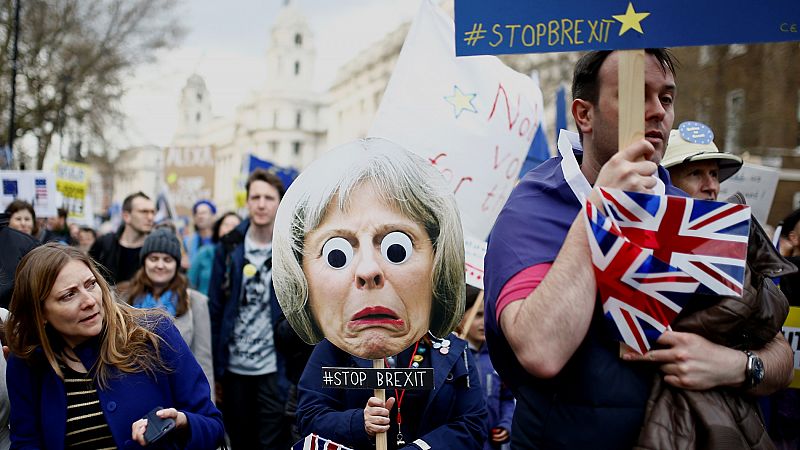 Cientos de miles de británicos se manifiestan en Londres para pedir una nueva consulta del 'Brexit'