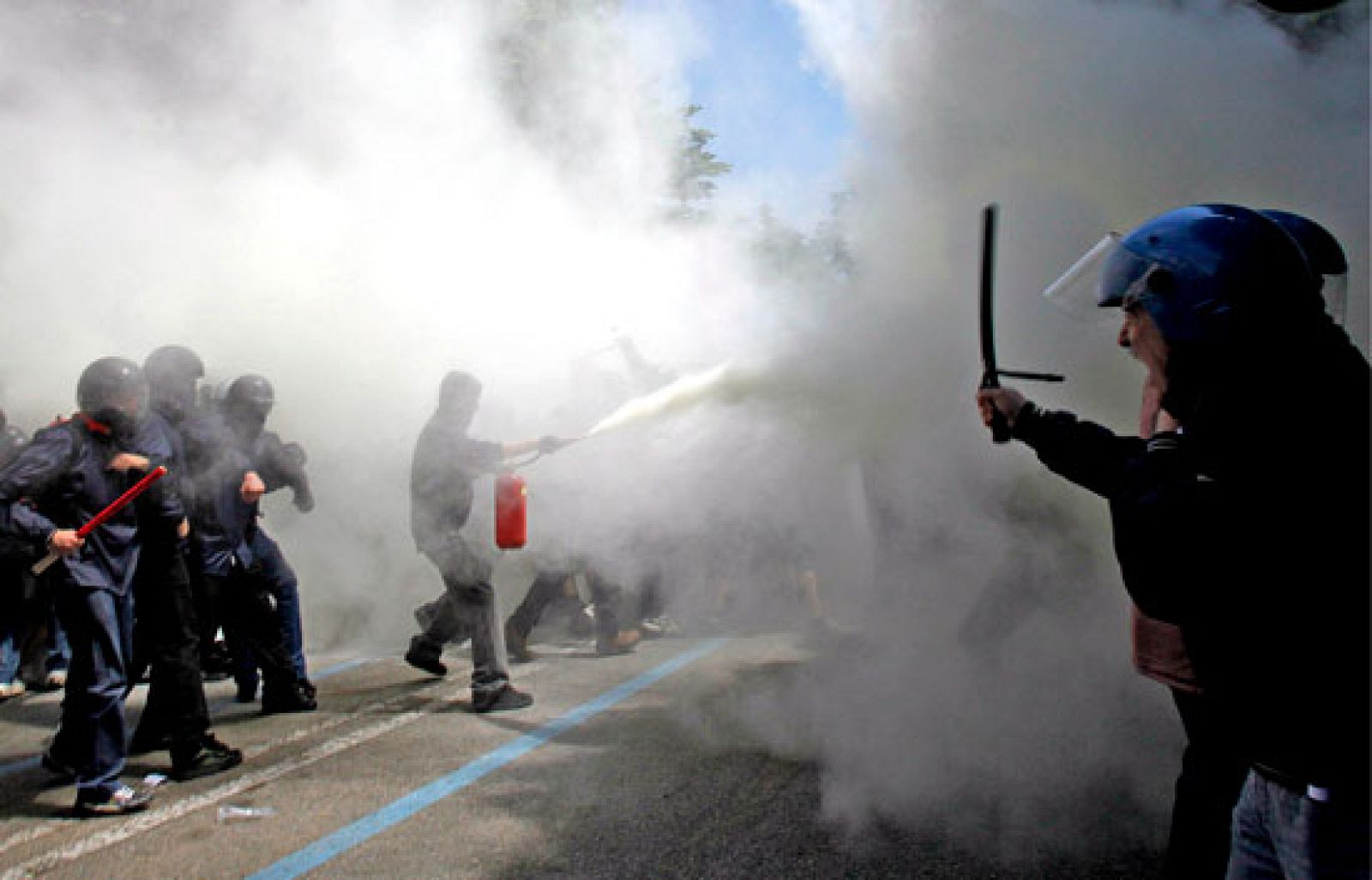 Diecinueve policías han resultado heridos en Turín, en el norte de Italia, en los enfretamientos entre la Policía y miles de estudiantes que protestaban contra la celebración de una reunión de los rectores universitarios previa a una del G8.