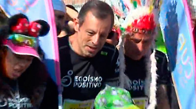 El expresidente del Barcelona Sandro Rosell ha participado en una carrera solidaria en su primer acto público desde que salió de la cárcel. Lo ha hecho junto a los presos de Can Brians 2 y ayudando a un niño con discapacidad. Rosell verá como este lu