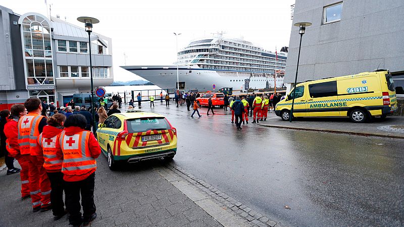 Llega a puerto el crucero que quedó a la deriva en Noruega con más de 1.300 personas a bordo - Ver ahora