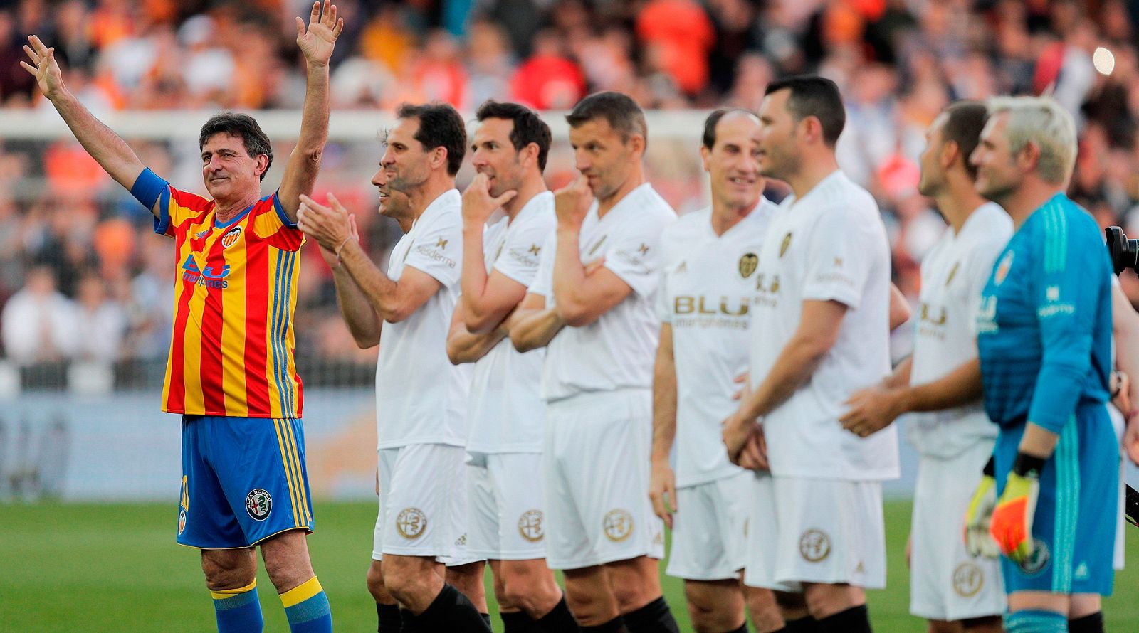 Un partido de veteranos del Valencia contra veteranos de la selección española ha sido el plato fuerte de los actos del centenario del Valencia. Mestalla ha vibrado con el partido y con la presencia de Kempes, el más ovacionado de la noche.