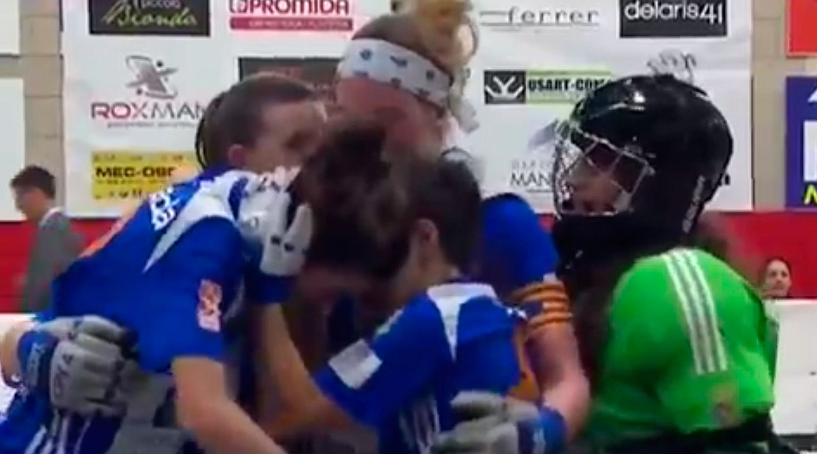 El Club Patí Voltregà recibe el homenaje de su afición