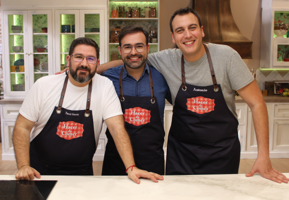 Toni cocina un arroz a banda junto a Dani García