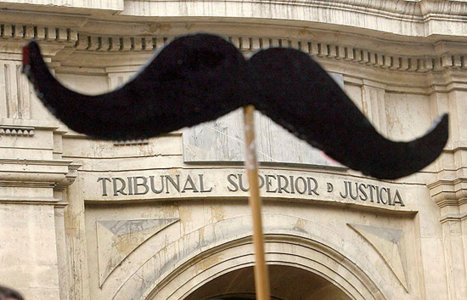 Defensores y detractores del presidente valenciano, Francisco Camps, se enfrentan verbalmente ante el Palacio de Justicia.