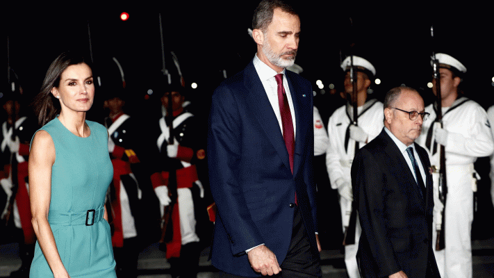 Telediario 1 - Los Reyes llegan a Buenos Aires y esperan una hora para bajar del avión