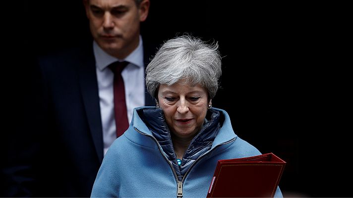 May sopesa posponer la votación del 'Brexit' otra semana para ganar apoyos