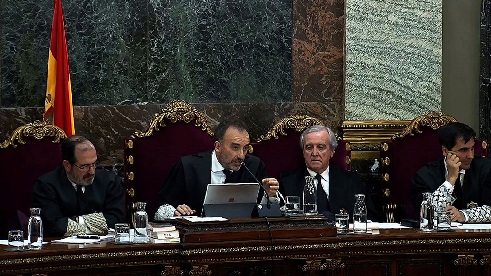 El teniente responsable de la seguridad el 20S describe los insultos y cómo se pasaban el dedo por el cuello