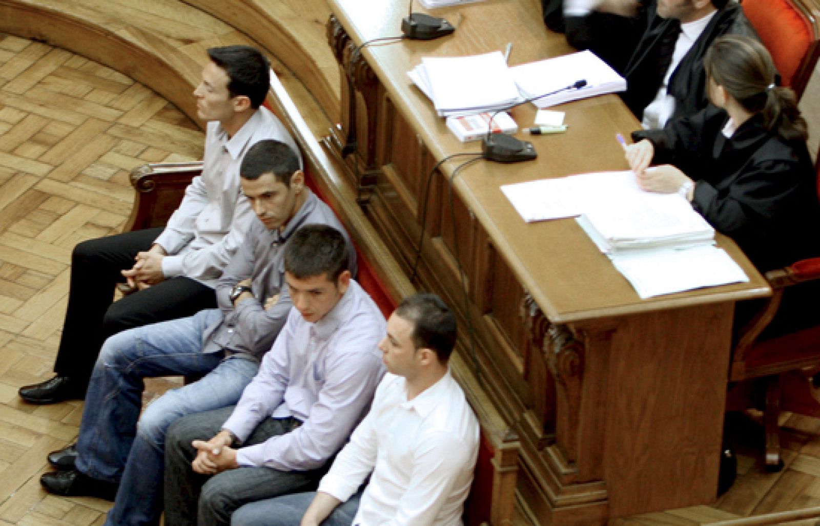 Comienza el juicio a cuatro mossos acusados de maltratar a un detenido | Ver