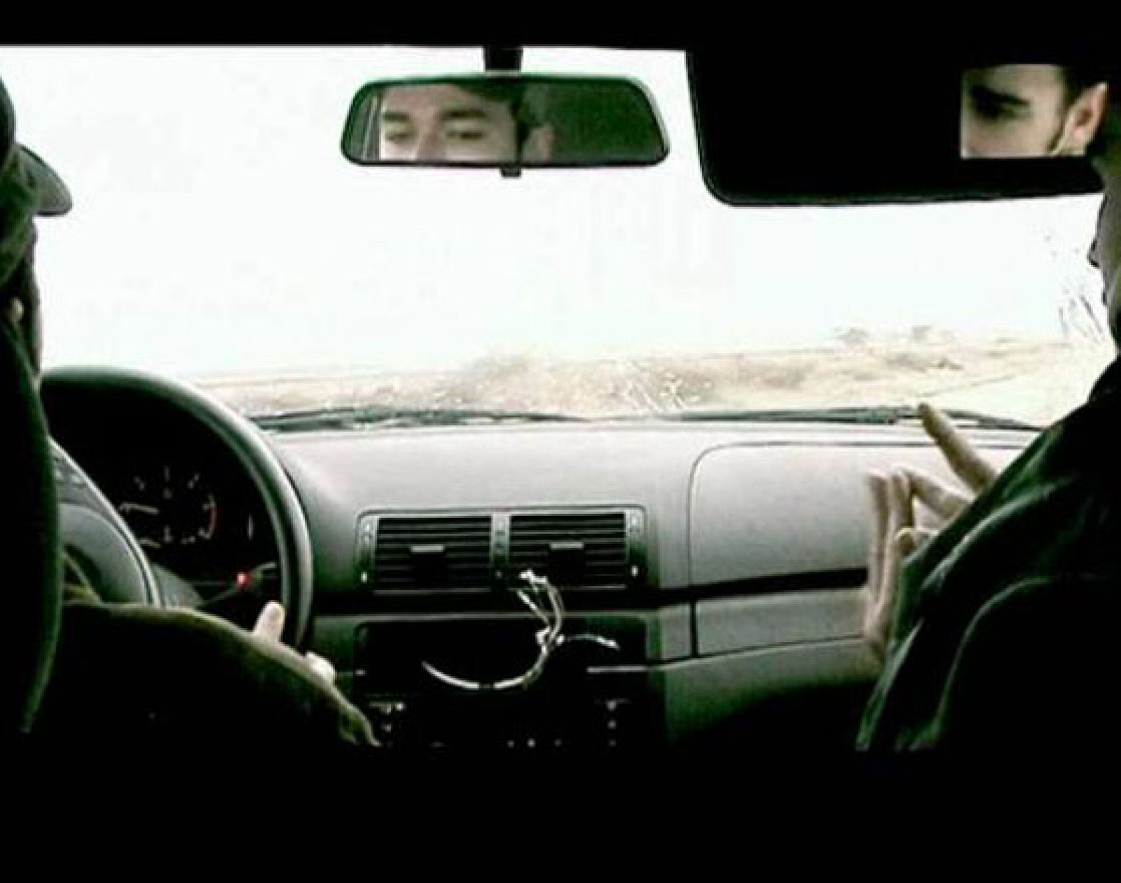 Sinopsis: Dos amigos van de pesca en una mañana que resulta ser tormentosa. Biofilmografía: Luis Fco. Pérez y Pablo Silva-González son Licenciados en Comunicación Audiovisual y Máster en Guión de Ficción por la Universidad Pontificia de Salamanca. Luis Fco. Pérez obtuvo el Premio del Jurado Fotogramas en Corto por el cortometraje Manolito Espinberg (2005). 