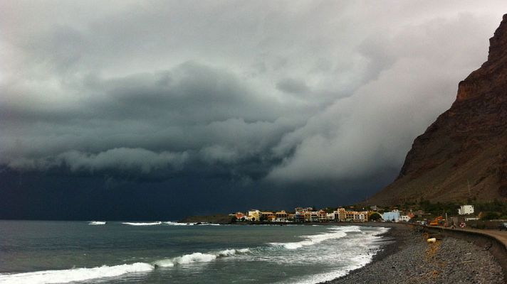 Viento fuerte en Estrecho y Alborán, y precipitaciones en Canarias