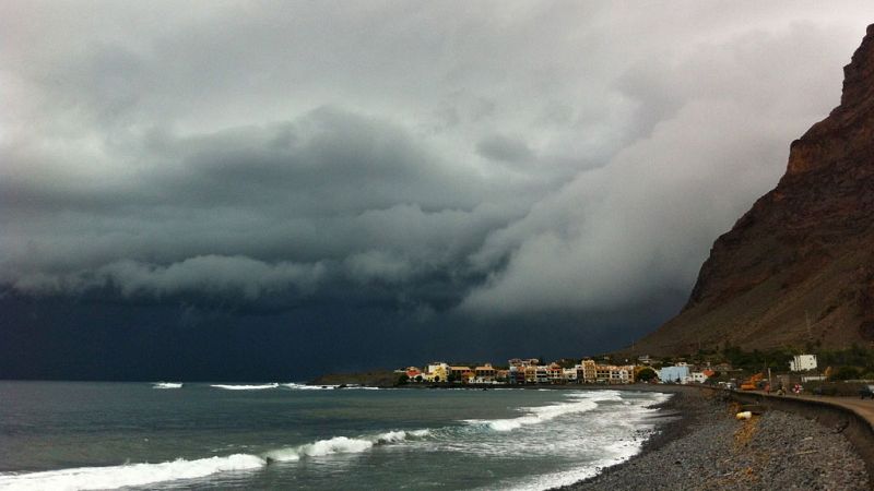 Viento fuerte en Estrecho y Alborán, y precipitaciones en Canarias - Ver ahora