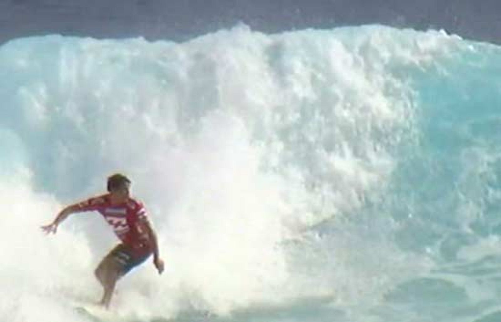 El surfista español, Aritz Aranburu, logra su mejor marca en las dos temporadas en la máxima categoría del surf mundial al colarse en las semifinales del Billabong Pro Teahupoo en Hawai, derrotando en el camino al nueve veces campeón mundial Kelly Slater.