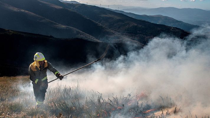 Telediario 1 - Aumentan a 750 las hectáreas quemadas  por el incendio forestal de Dodro y Rianxo