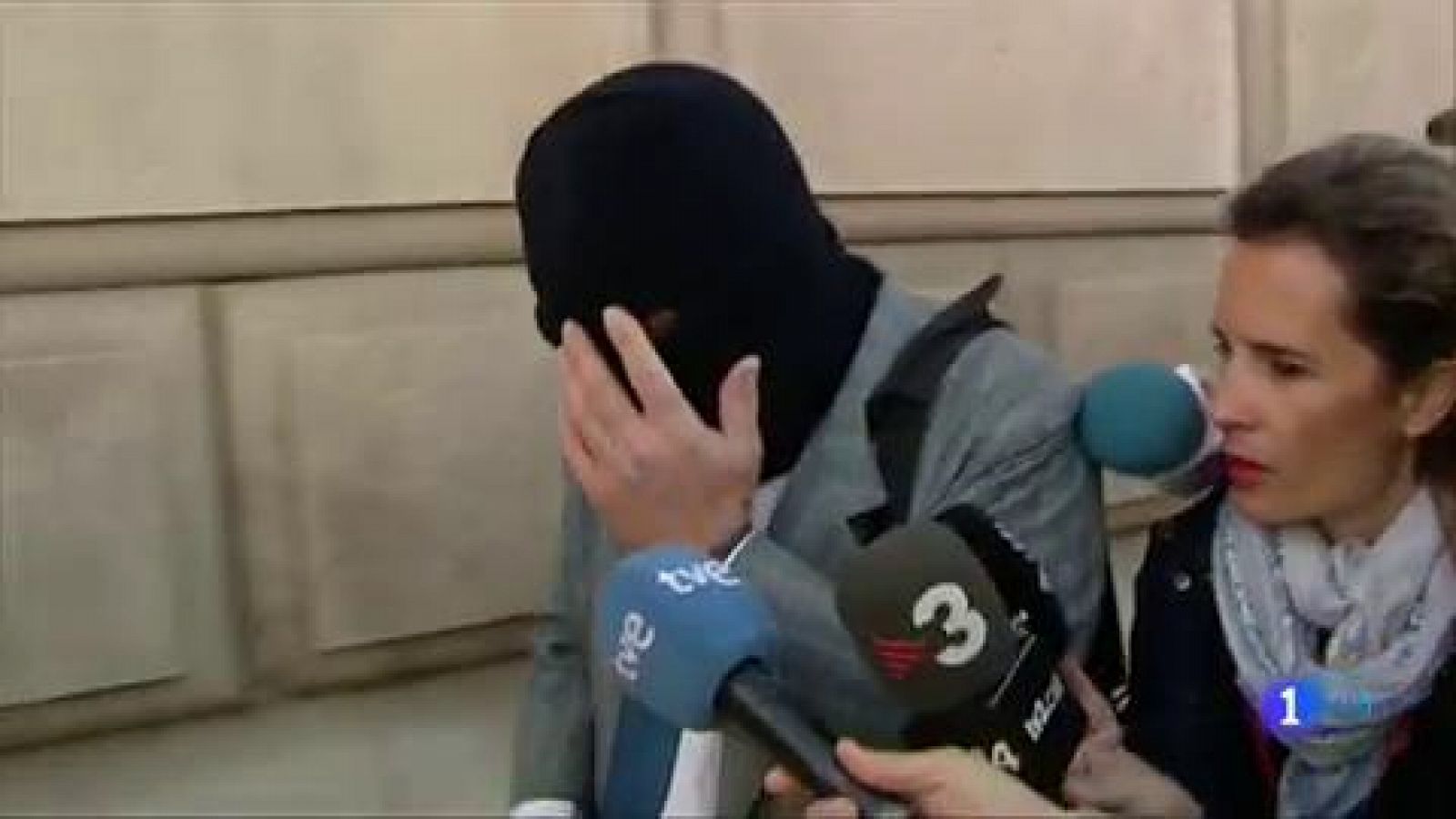 El profesor de gimnasia reconoce ante el juez dos de los cuatro abusos sexuales atribuidos | Ver