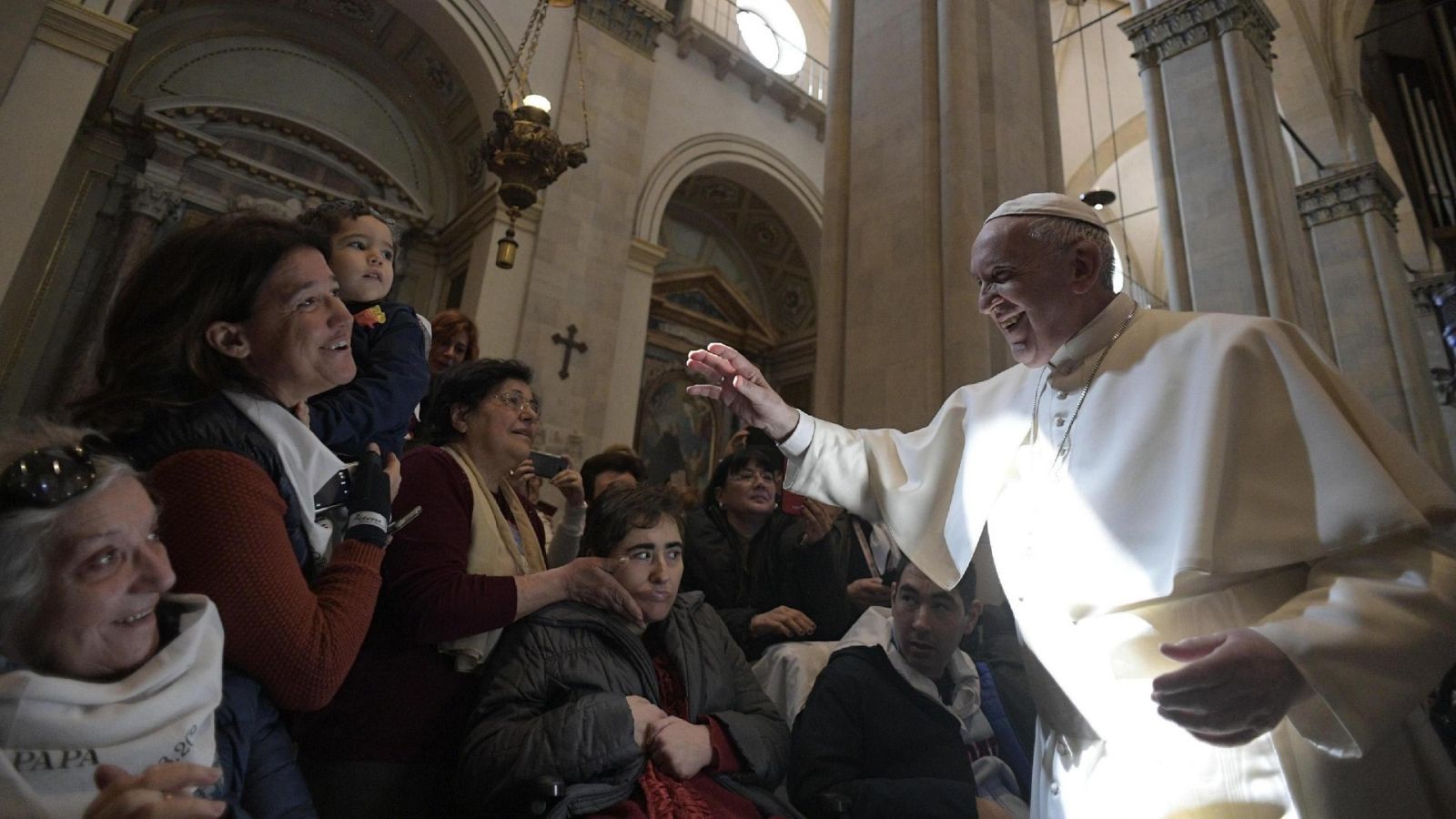Polémico besamanos: El papa evita que los feligreses le besen el anillo