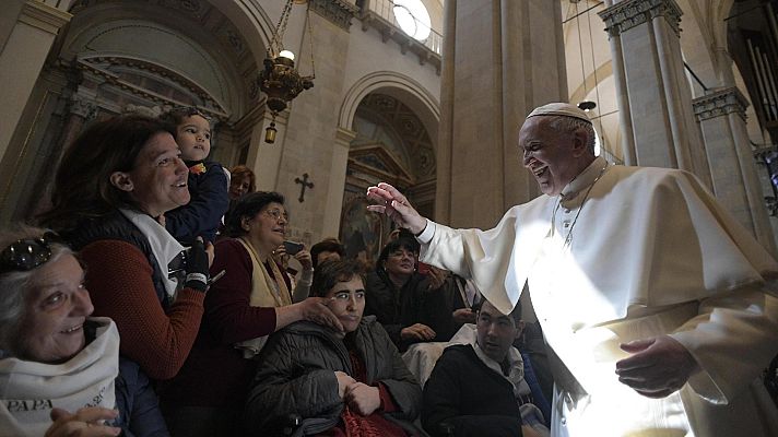 Polémico besamanos: El papa evita que le besen el anillo