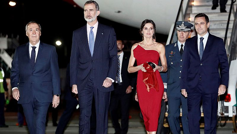 Felipe VI y la reina Letizia llegan a la ciudad argentina de Córdoba