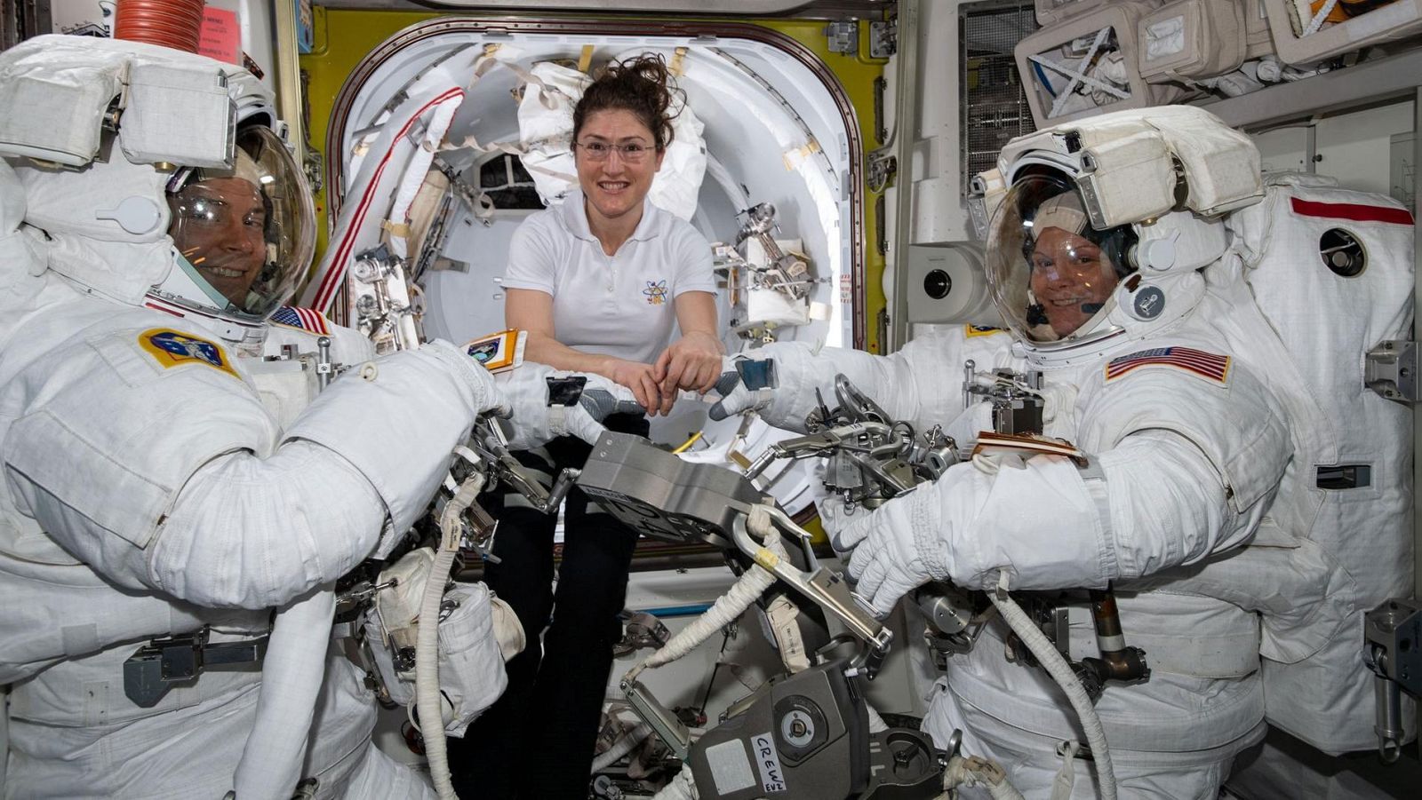 Cancelan el primer paseo espacial solo de mujeres por falta de un traje adecuado | Ver