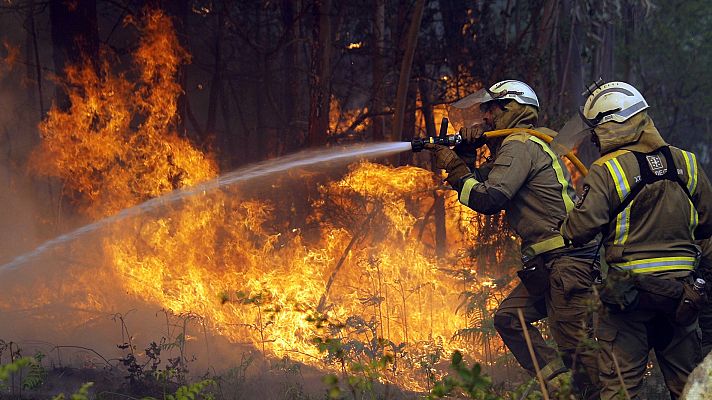 Tres fuegos aún activos en Galicia