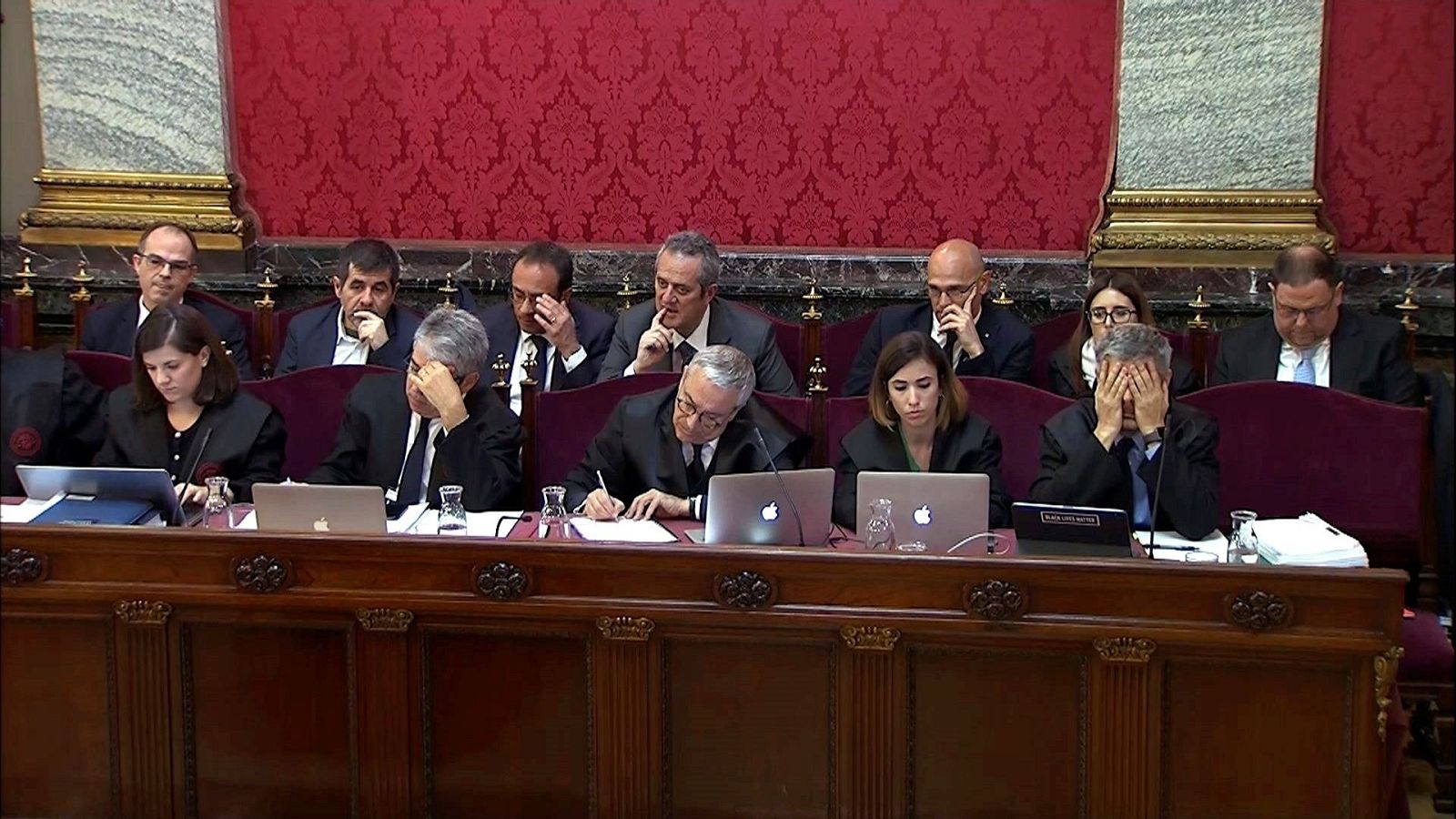 Un observador del 1-O relata que la Policía irrumpió en un local rompiendo las puertas