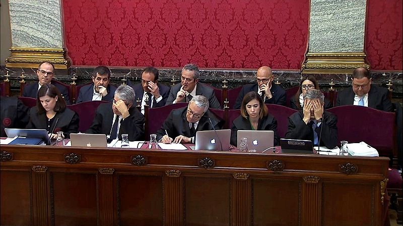 Un observador del 1-O relata que la Policía irrumpió en un local rompiendo las puertas