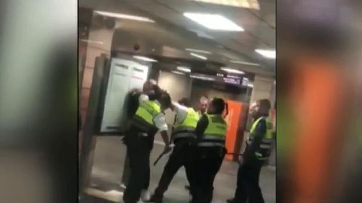 Telediario 1 - Renfe aparta del servicio a los guardias de seguridad que aporrearon a un extranjero en Barcelona