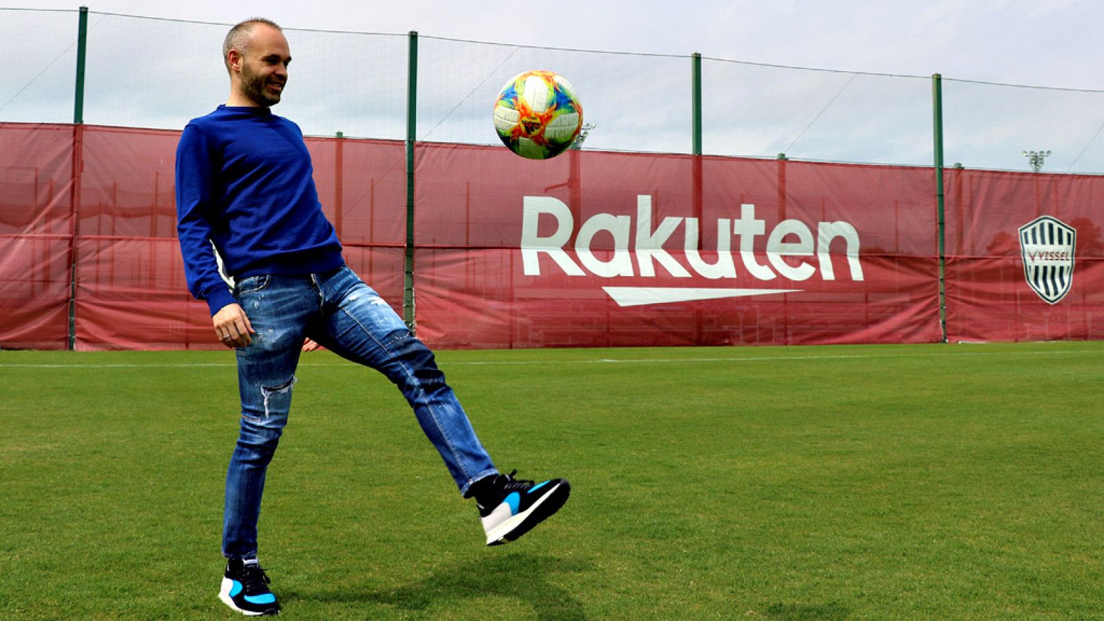 Andrés Iniesta se marchó del FC Barcelona para emprender una aventura en el fútbol nipón porque "quería seguir sintiéndose futbolista" y está "encontrando" ese objetivo en el Vissel Kobe.