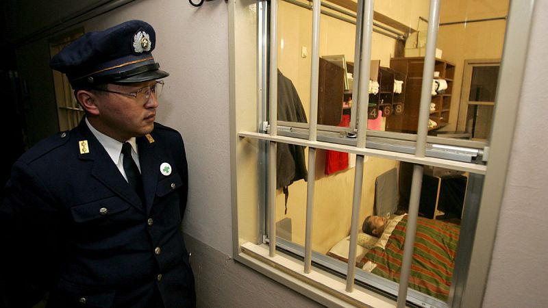 En Japón, uno de cada cinco reclusos tiene más de 65 años, una cifra alarmante que esconde un problema social y económico. Cada vez más gente mayor roba o comete pequeños delitos para asegurarse alojamiento, comida y atenciones en una cárcel. Lo pref