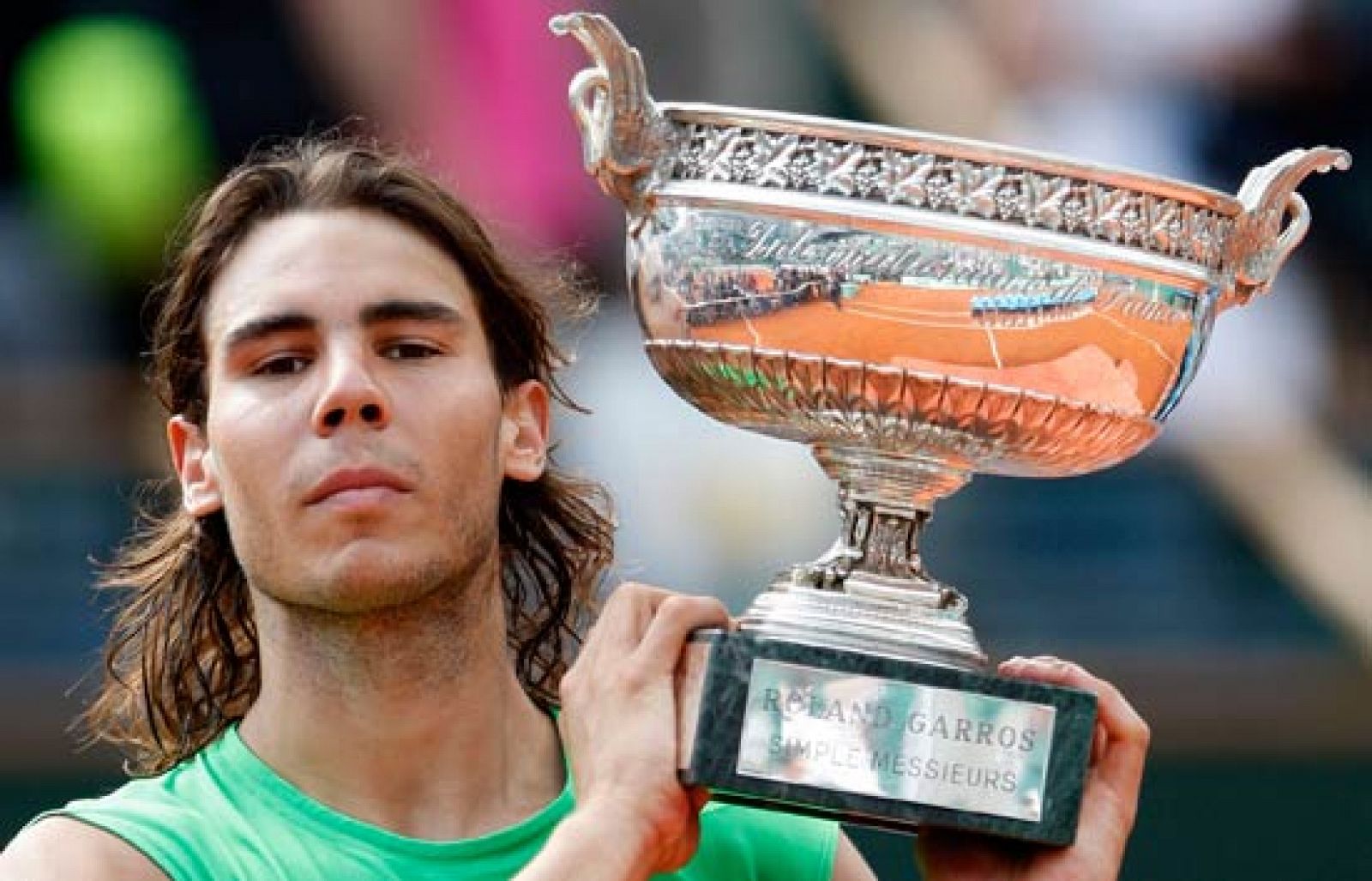  Rafa Nadal consigue imponerse en la tierra a su eterno rival Roger Federer y se hace con su cuarto Roland Garros consecutivo.
